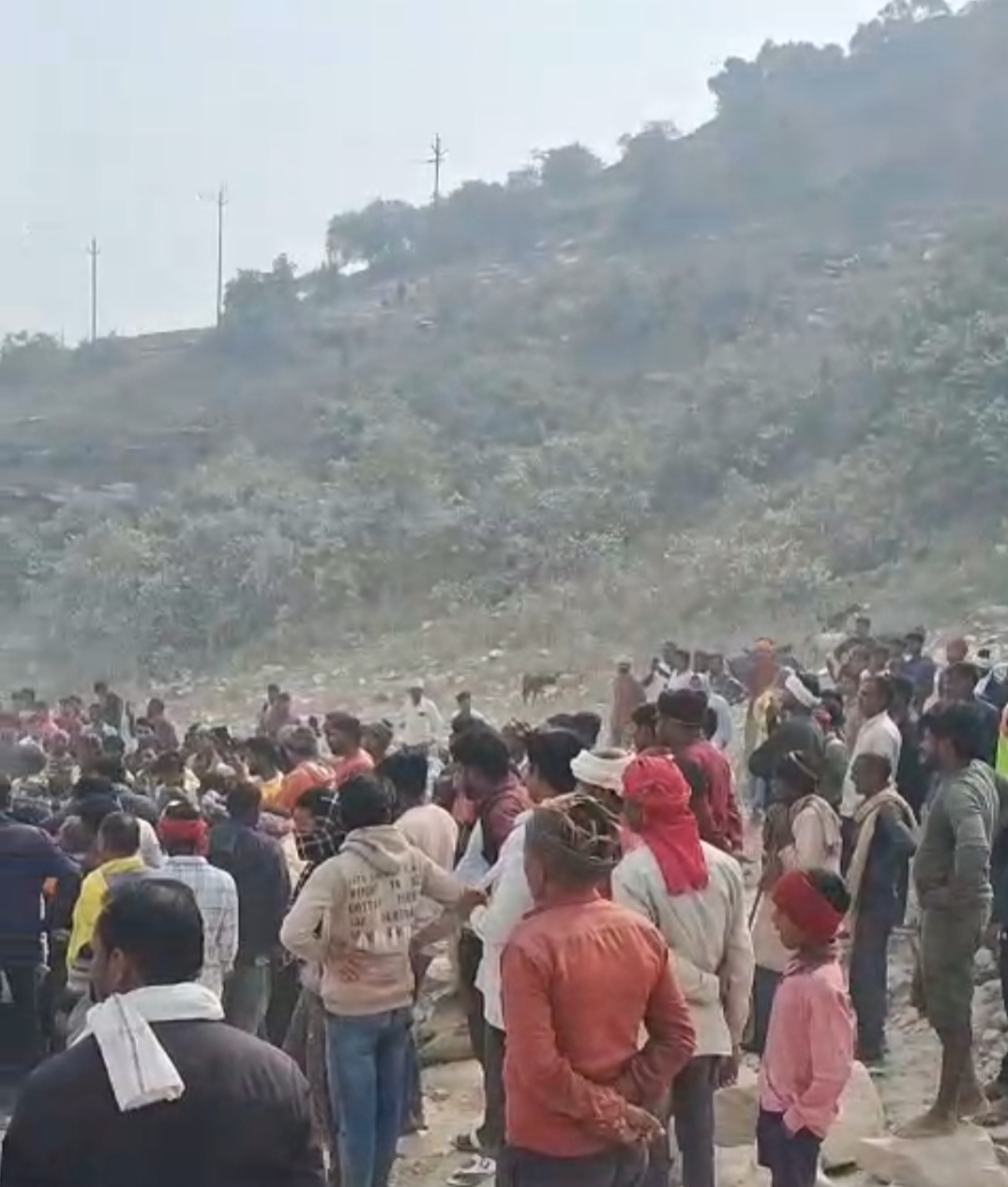 बड़ी संख्या में मौके पर जमा ग्रामीण। बड़ी संख्या में मौके पर जमा ग्रामीण।