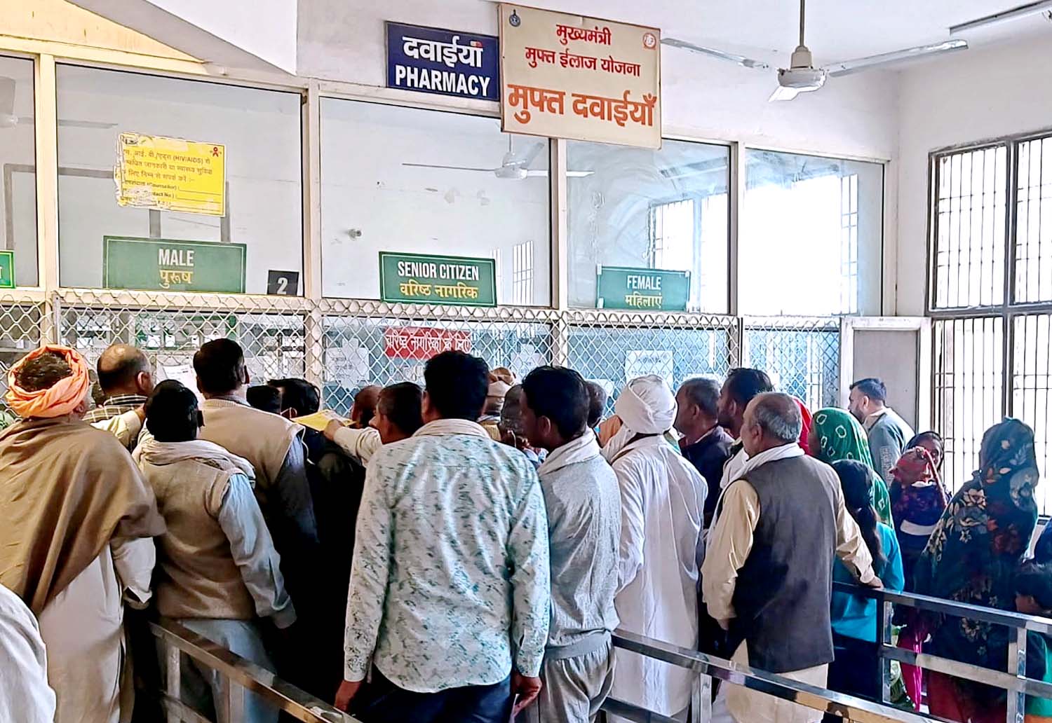 दवा के लिए लाइन में लगे लोग।