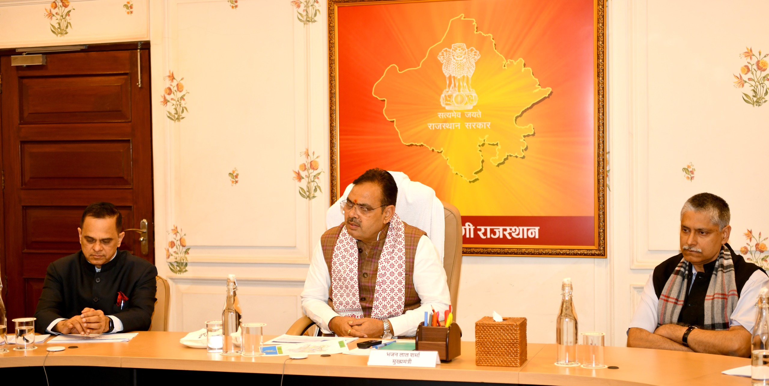 मुख्यमंत्री भजनलाल शर्मा बैठक लेते हुए।