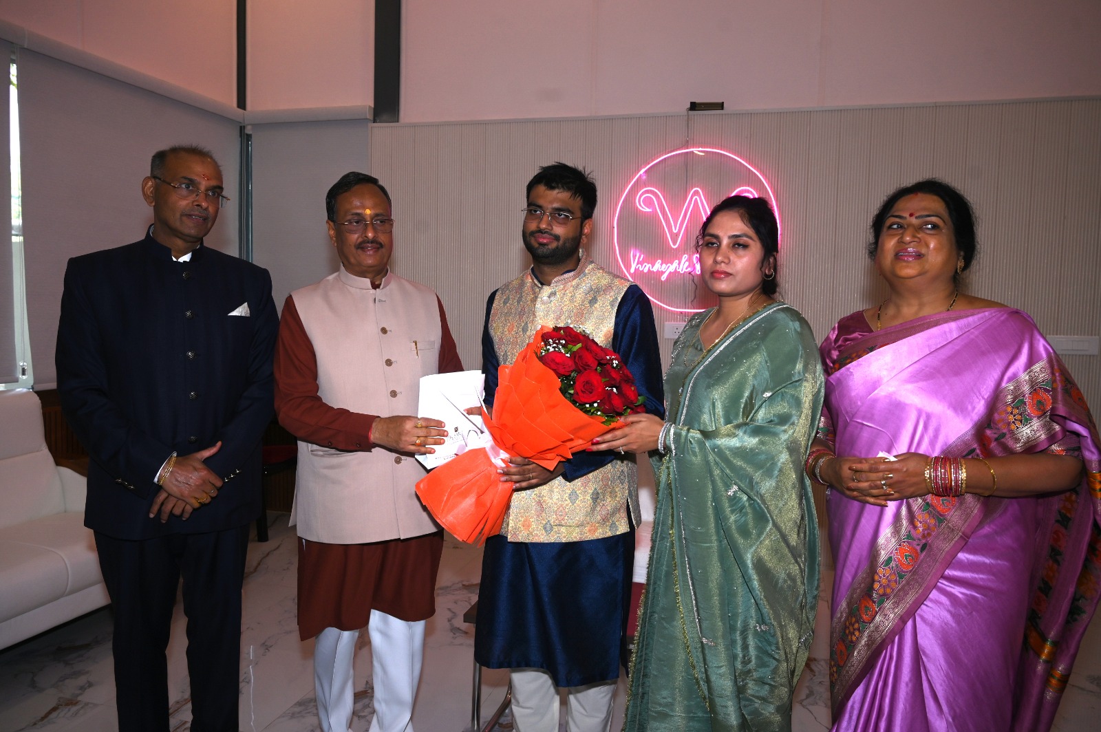 आशीर्वाद कार्यक्रम के दौरान पूर्व उप मुख्यमंत्री डॉ दिनेश शर्मा व अन्य का छायाचित्र आशीर्वाद कार्यक्रम के दौरान पूर्व उप मुख्यमंत्री डॉ दिनेश शर्मा व अन्य का छायाचित्र