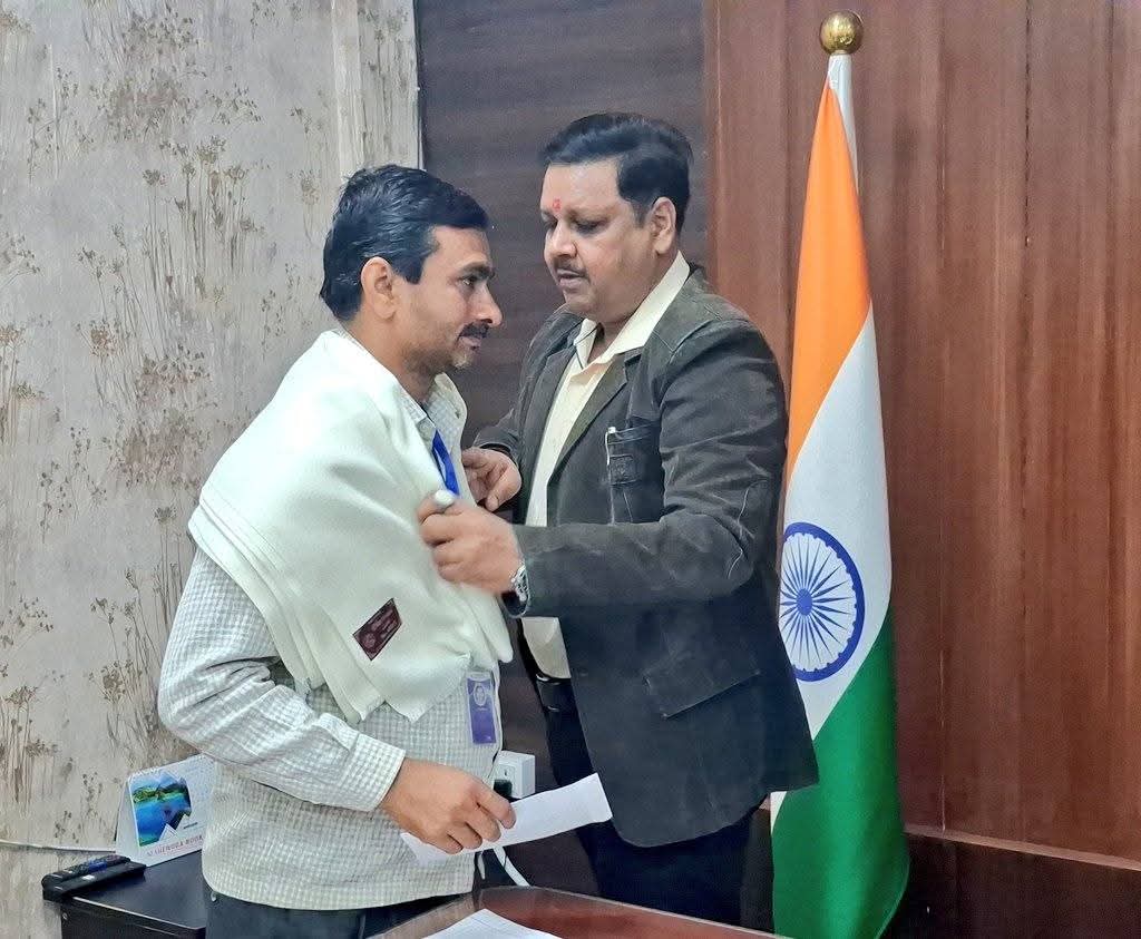 Blo को अंगवस्त्र प्रदान करते हुए डीएम