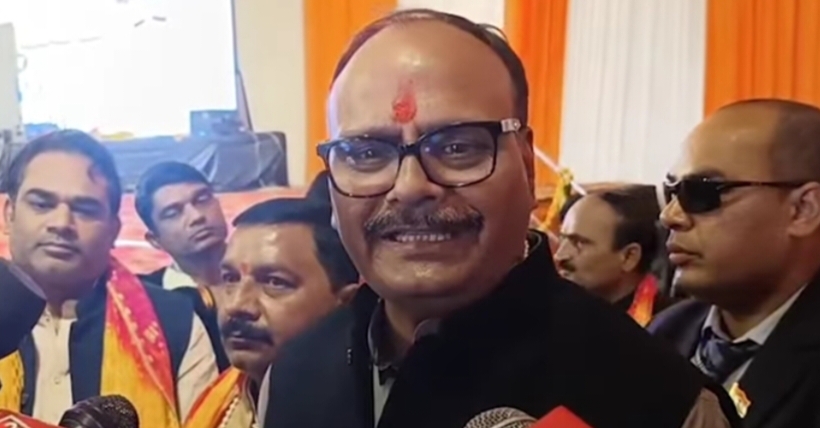 मीडिया से बात करते उपमुख्यमंत्री मीडिया से बात करते उपमुख्यमंत्री