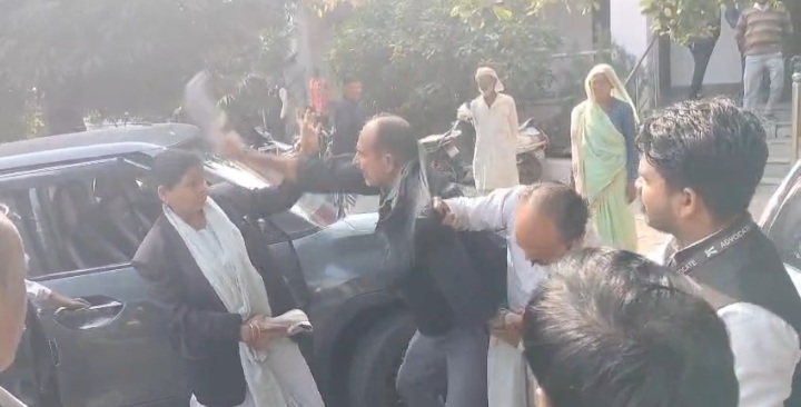 कलेक्ट्रेट परिसर में मारपीट