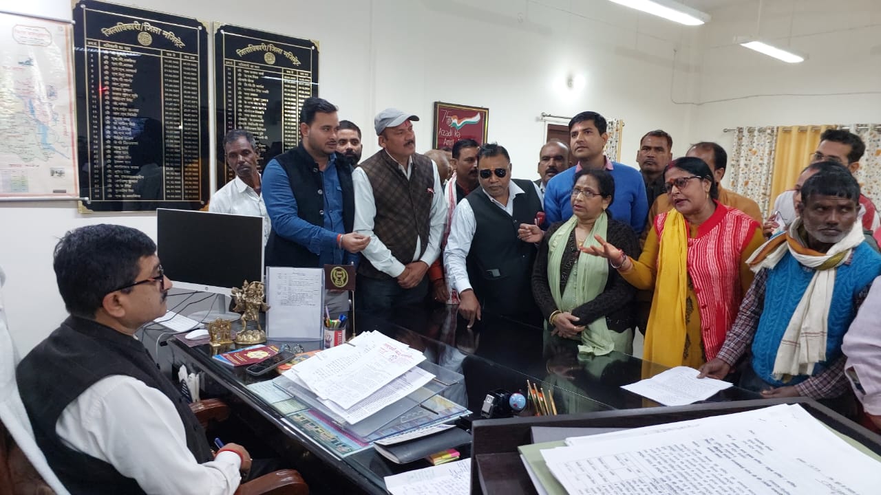 डीएम को ज्ञापन देते ब्राह्मण समाज के लोग कलेक्ट्रेट में प्रदर्शन करते महिला पुरुष