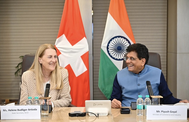स्विट्जरलैंड की आर्थिक मामलों की राज्य सचिव हेलेन बुडिलगर आर्टिडा से बातचीत करते पीयूष गोयल
