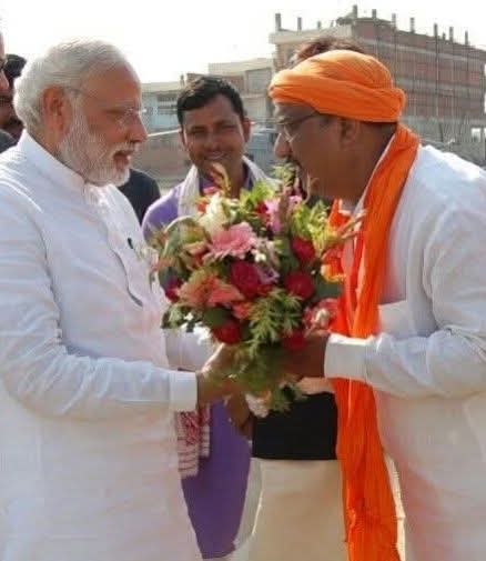 अजीत प्रजापति पीएम मोदी जी से मिलते हुए फाइल फोटो