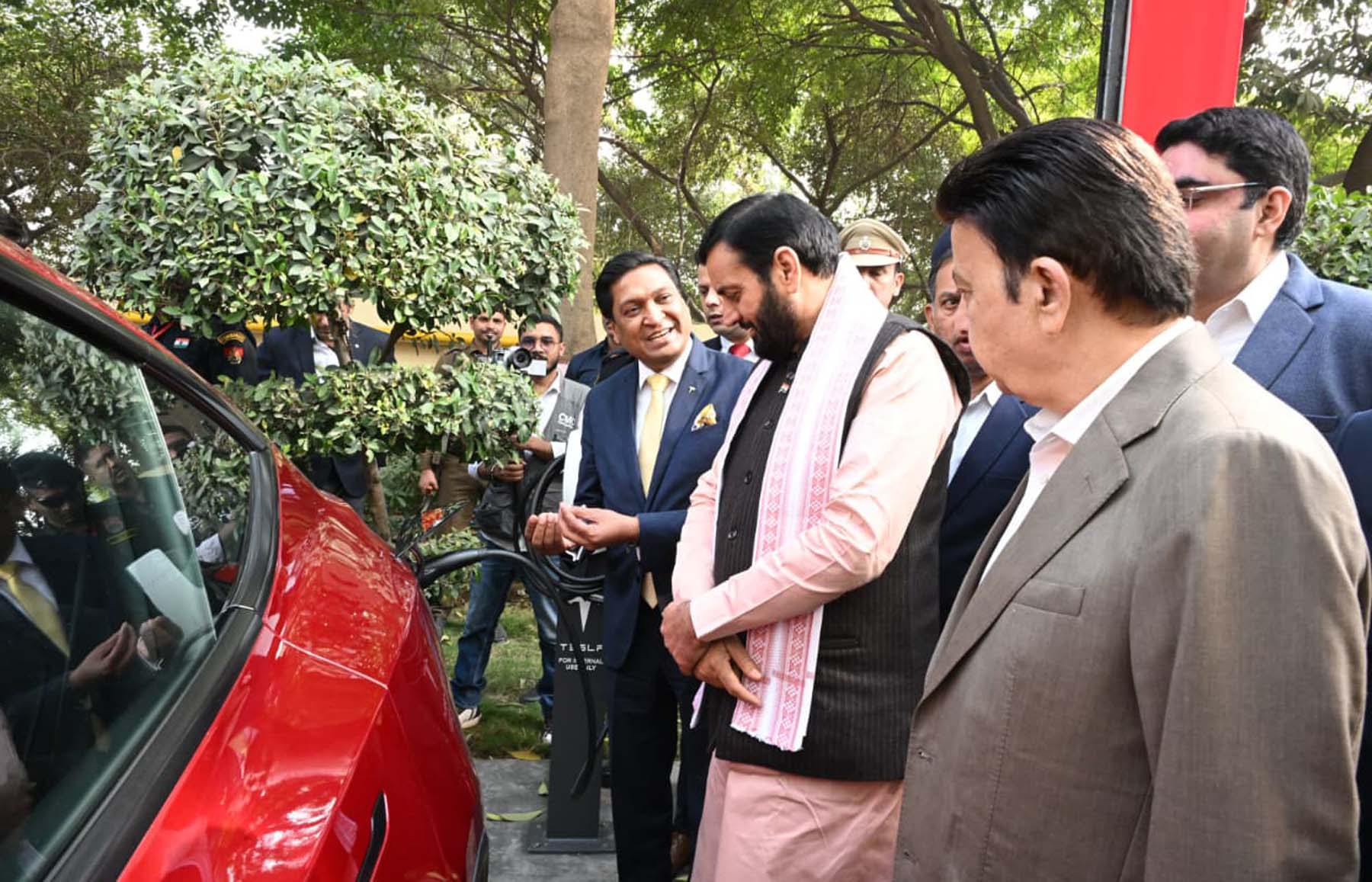 गुरुग्राम में टेस्ला इंडिया मोटर्स के देश के पहले ऑल इन वन केंद्र का उद्घाटन के बाद टेस्ला कार का निरीक्षण करते मुख्यमंत्री नायब सिंह सैनी।