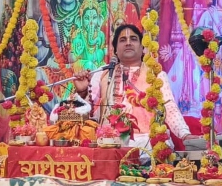 महाकालेश्वर मंदिर परिसर में कथा सुनाते मृत्युंजयानंद महाराज महाकालेश्वर मंदिर परिसर में कथा सुनाते मृत्युंजयानंद महाराज