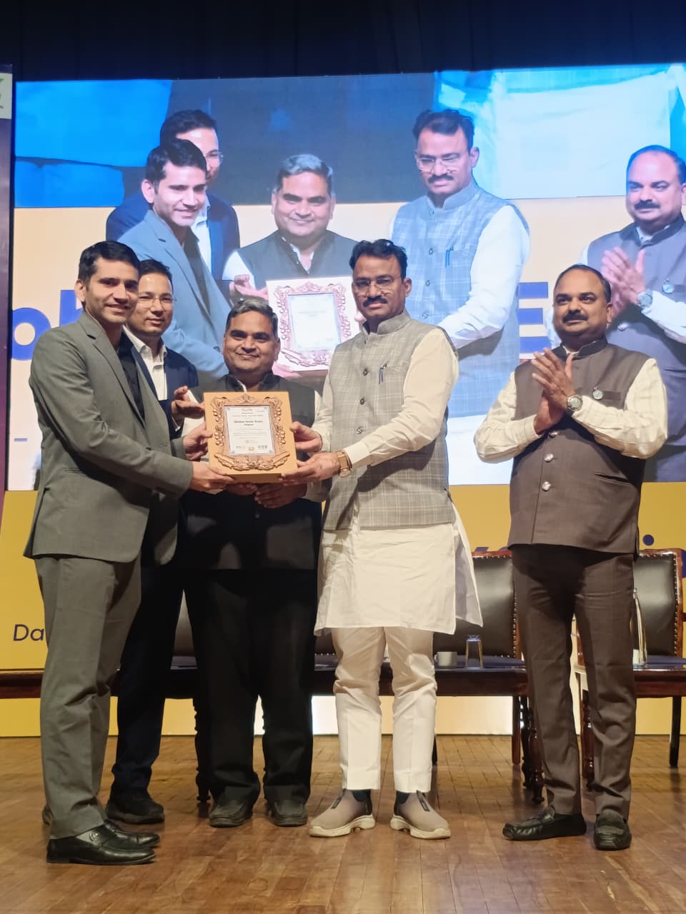 ग्लोबल सोलर एक्सपो: उपमुख्यमंत्री प्रेमचंद बैरवा तथा राज्य मंत्री  गौतम कुमार दक ने किया 100 सोलर अचीवर्स का सम्मान