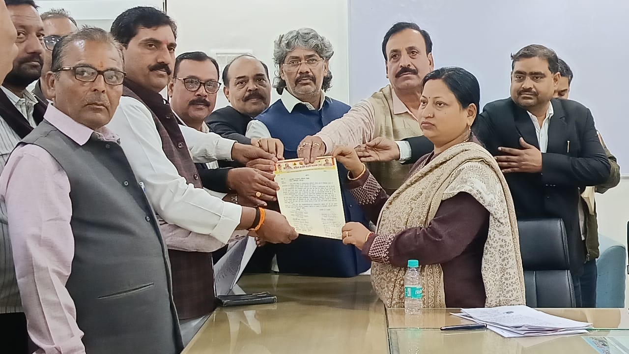 ब्राह्मण महासभा के लोग एसडीएम को ज्ञापन सौंपते हुए