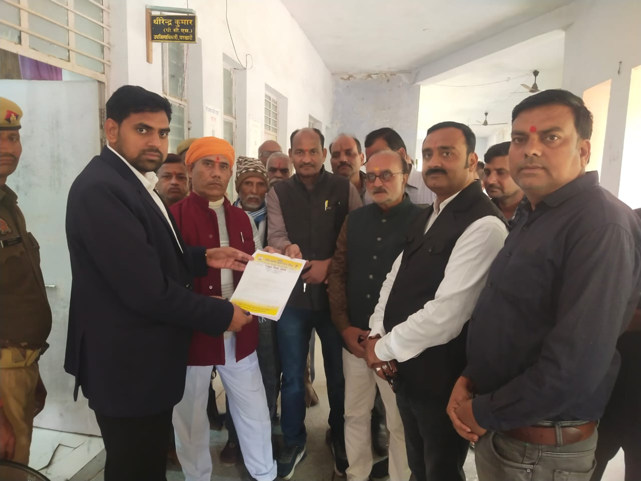 ज्ञापन सौंपते पदाधिकारी