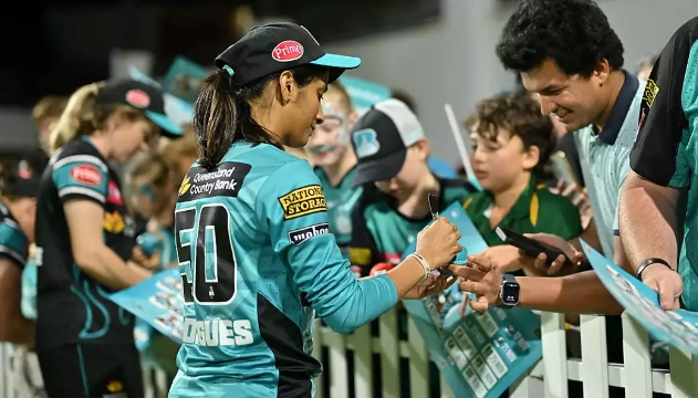 भारतीय स्टार बल्लेबाज़ जेमिमा रॉड्रिग्स फैंस को ऑटोग्राफ देती हुईं