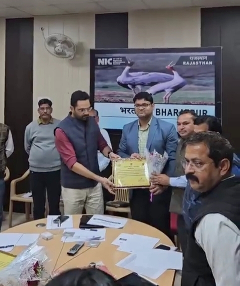 SIR में बेहतर काम करने पर भरतपुर जिले के ERO को किया सम्मानित ।