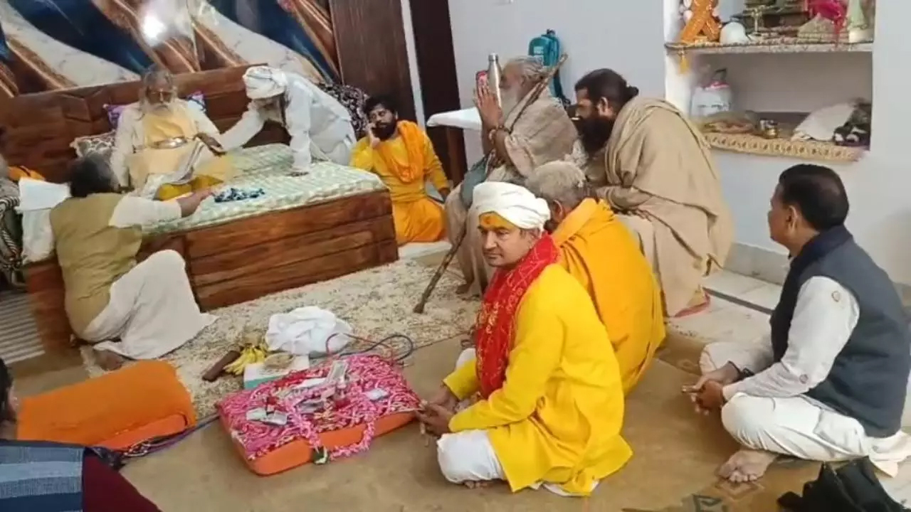 श्रीराम जन्मभूमि तीर्थ क्षेत्र ट्रस्ट के अध्यक्ष परम पूज्य महंत नृत्य गोपाल दास जी महाराज के आश्रम में जगद्गुरु पीपाद्वाराचार्य बलराम बाबा, चतुर्थ संप्रदाय के महंत फूल डोल बिहारी दास महाराज, चेतन दास जी महाराज, दिनेश फलाहारी