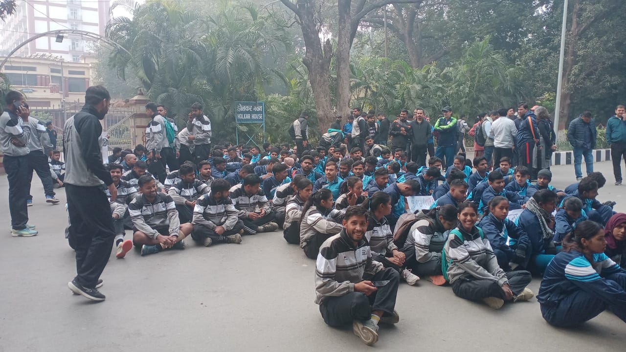 धरना देते बीपीएड के छात्र