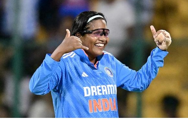 भारतीय लेग स्पिनर आशा शोभना
