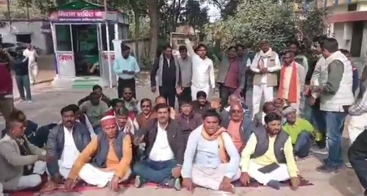 चौकी इंचार्ज के खिलाफ धरना देते भाजपा कार्यकर्ता