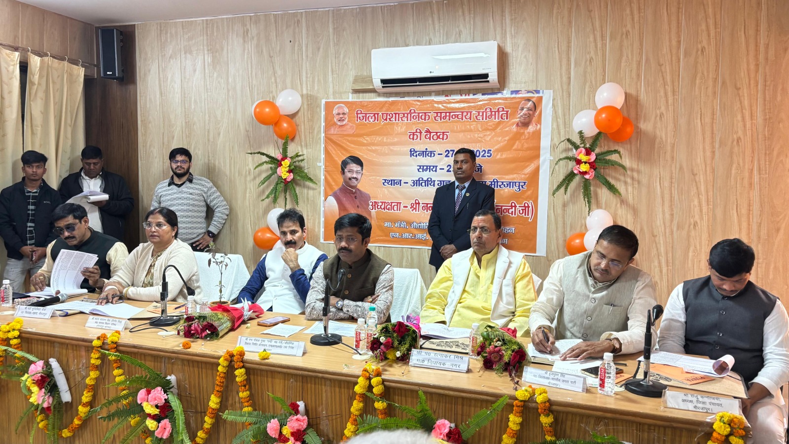 अष्टभुजा निरीक्षण गृह के सभागार में जिला प्रशासनिक समन्वय समिति एवं कोर कमेटी की समीक्षा बैठक करते  के प्रभारी मंत्री नन्द गोपाल गुप्ता ‘नन्दी’