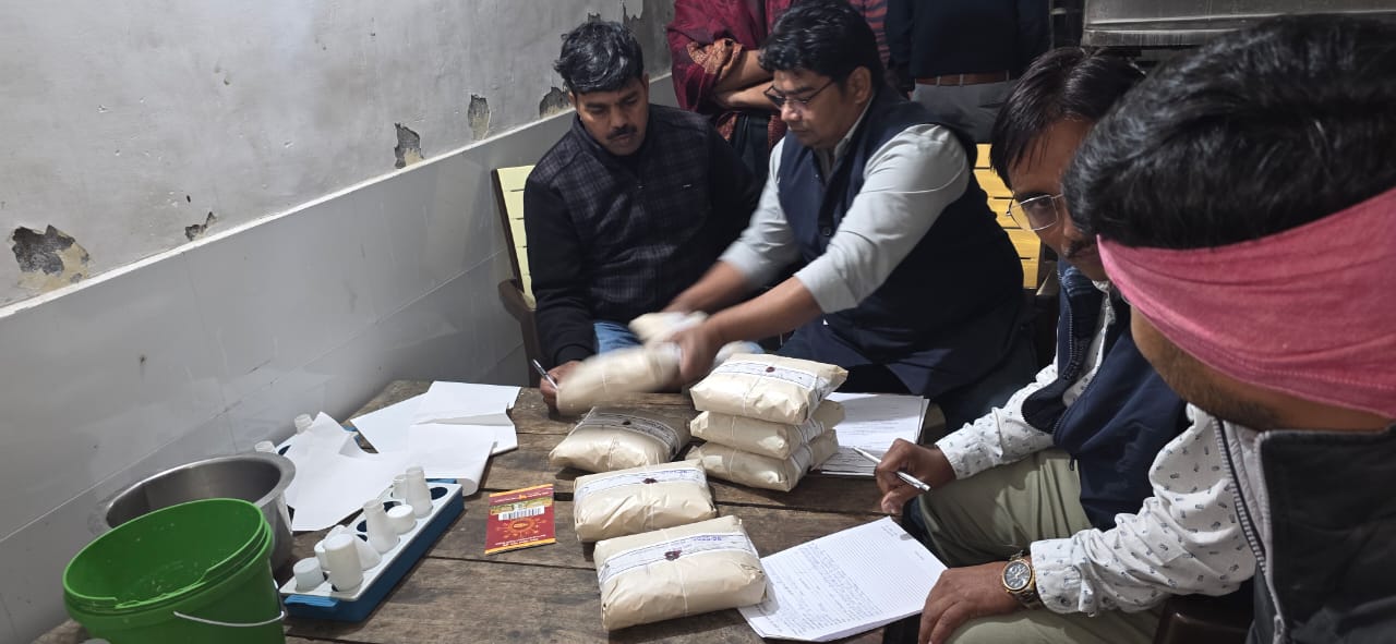 घाटमपुर की लीला डेरी चिलिंग सेंटर पर खाद्य विभाग का छापा,पांच सैंपल भरे