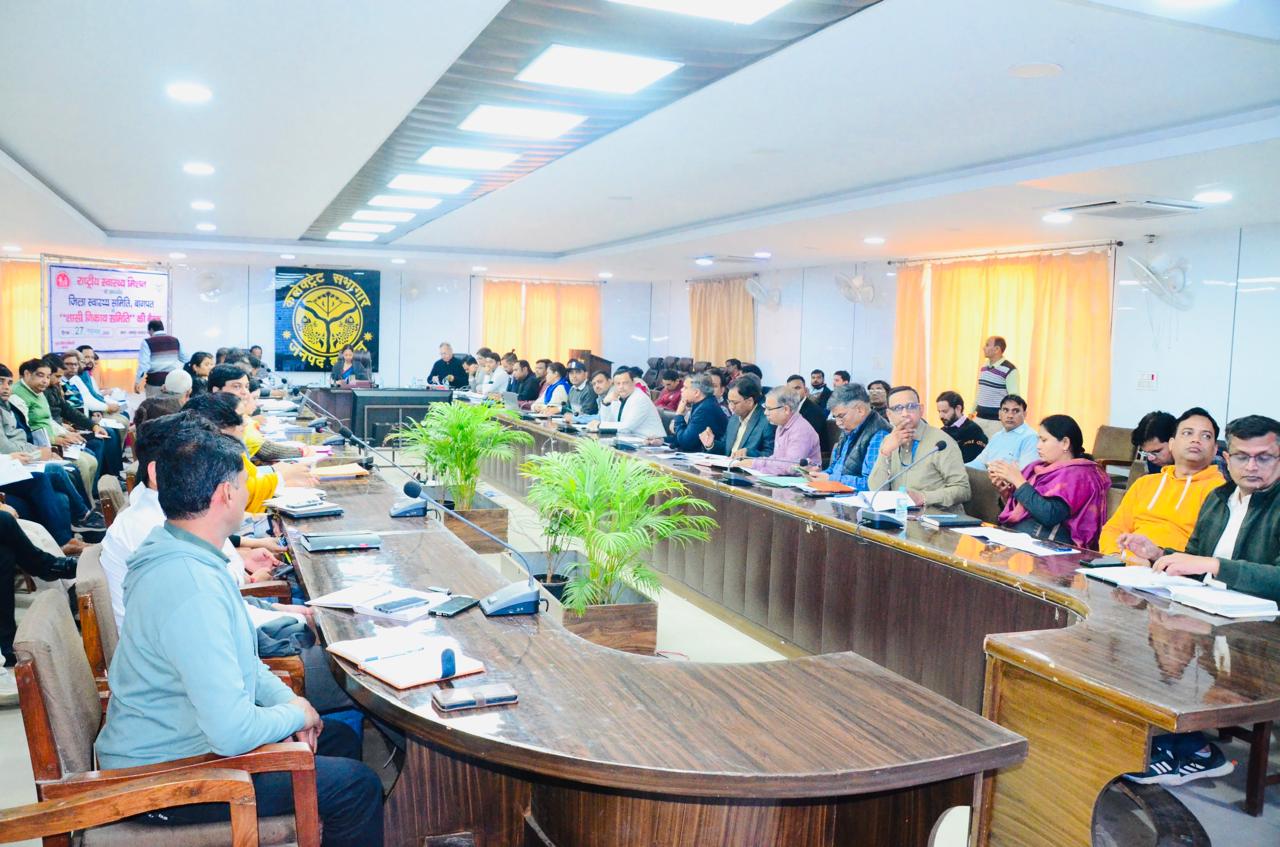 कलेक्ट्रेट सभागार में बैठक लेते  डीएम अस्मिता लाल