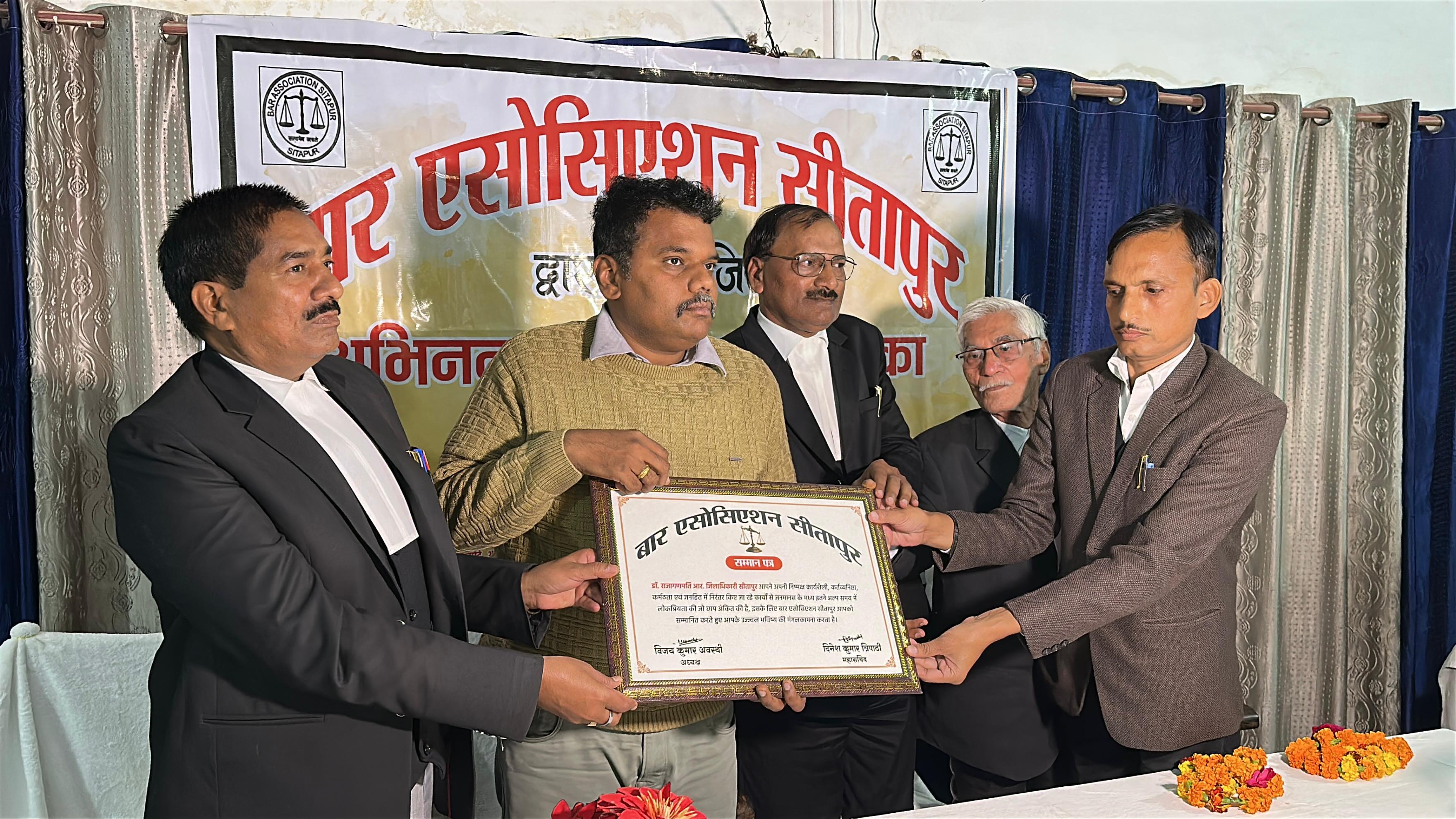 जिलाधिकारी का सम्मान करते बार पदाधिकारी