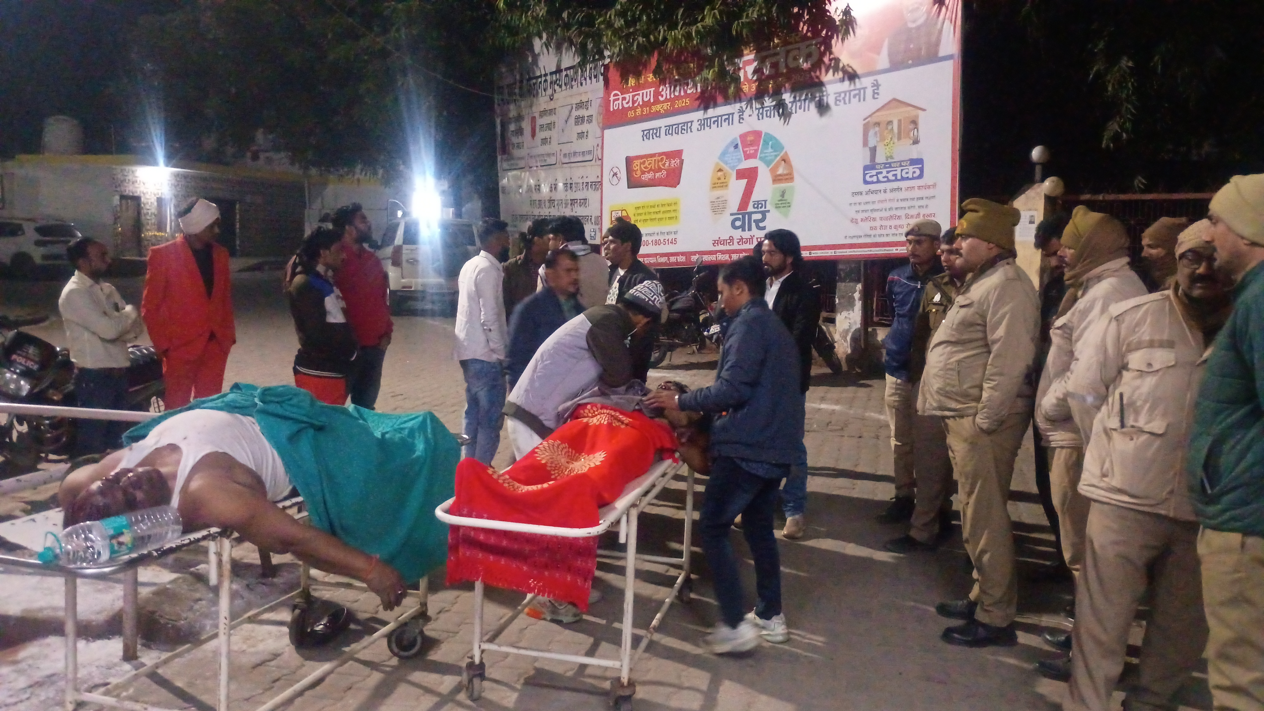 जिला अस्पताल में रोते बिलखते परिजन जिला अस्पताल में रोते बिलखते परिजन