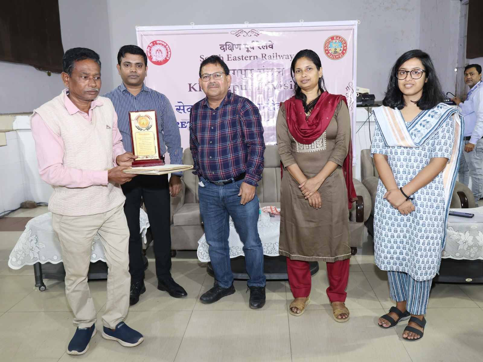 खड़गपुर में सेवानिवृत्त कर्मचारियों का सम्मान।