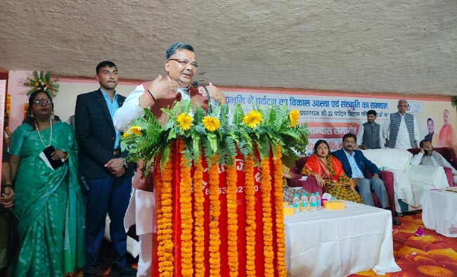 सम्बोधित करते मंत्री जयवीर सिंह