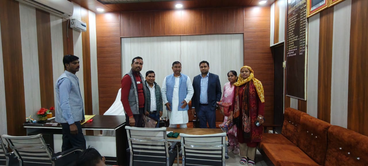 फर्रुखाबाद।शमसाबाद नगर पंचायत में बीएलओ को सम्मानित करते अध्यक्ष फर्रुखाबाद।शमसाबाद नगर पंचायत में बीएलओ को सम्मानित करते अध्यक्ष