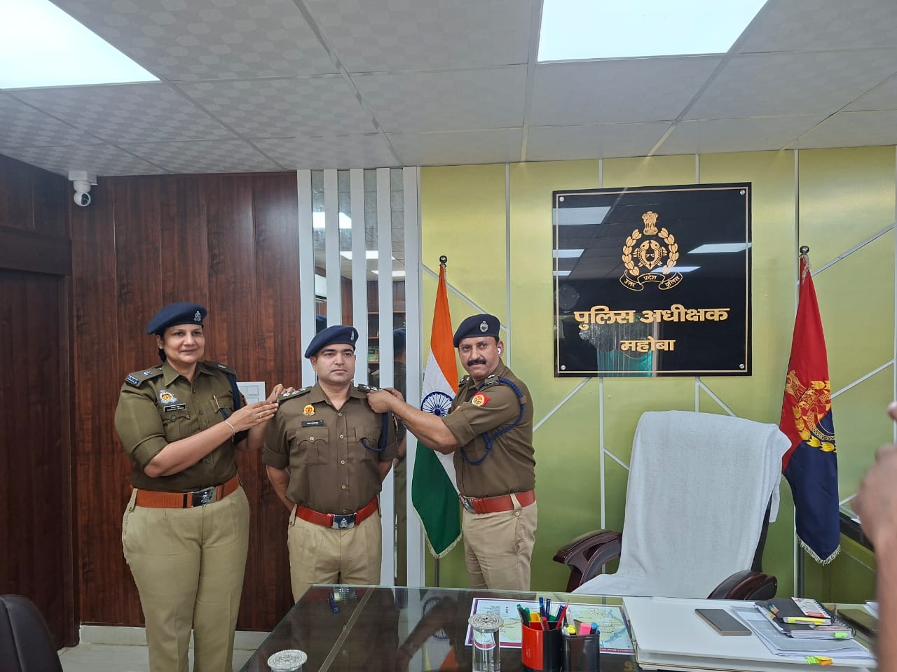 स्टार लगाकर सम्मानित करते एसपी