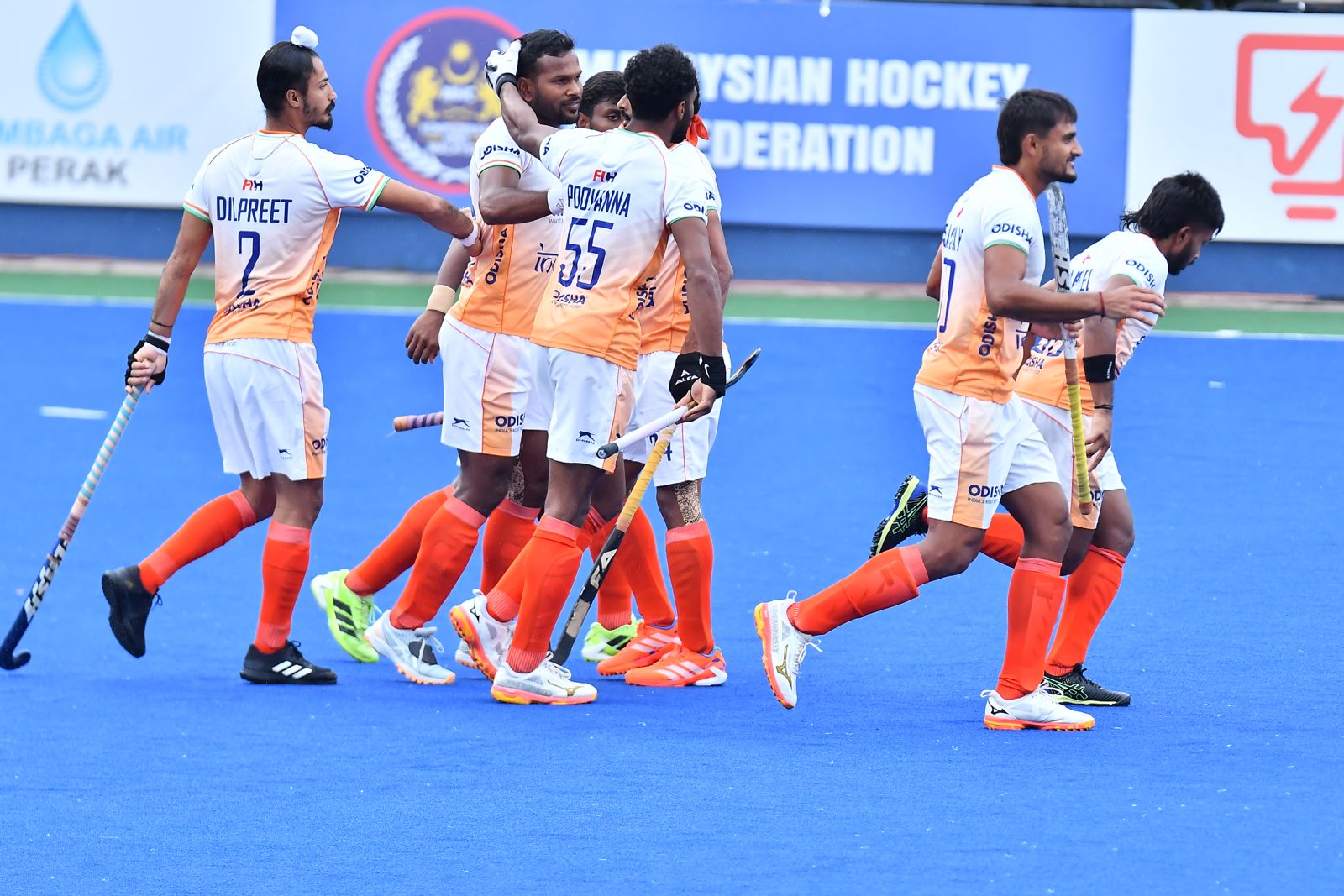 भारतीय हॉकी टीम जीत की खुशी मनाते हुए