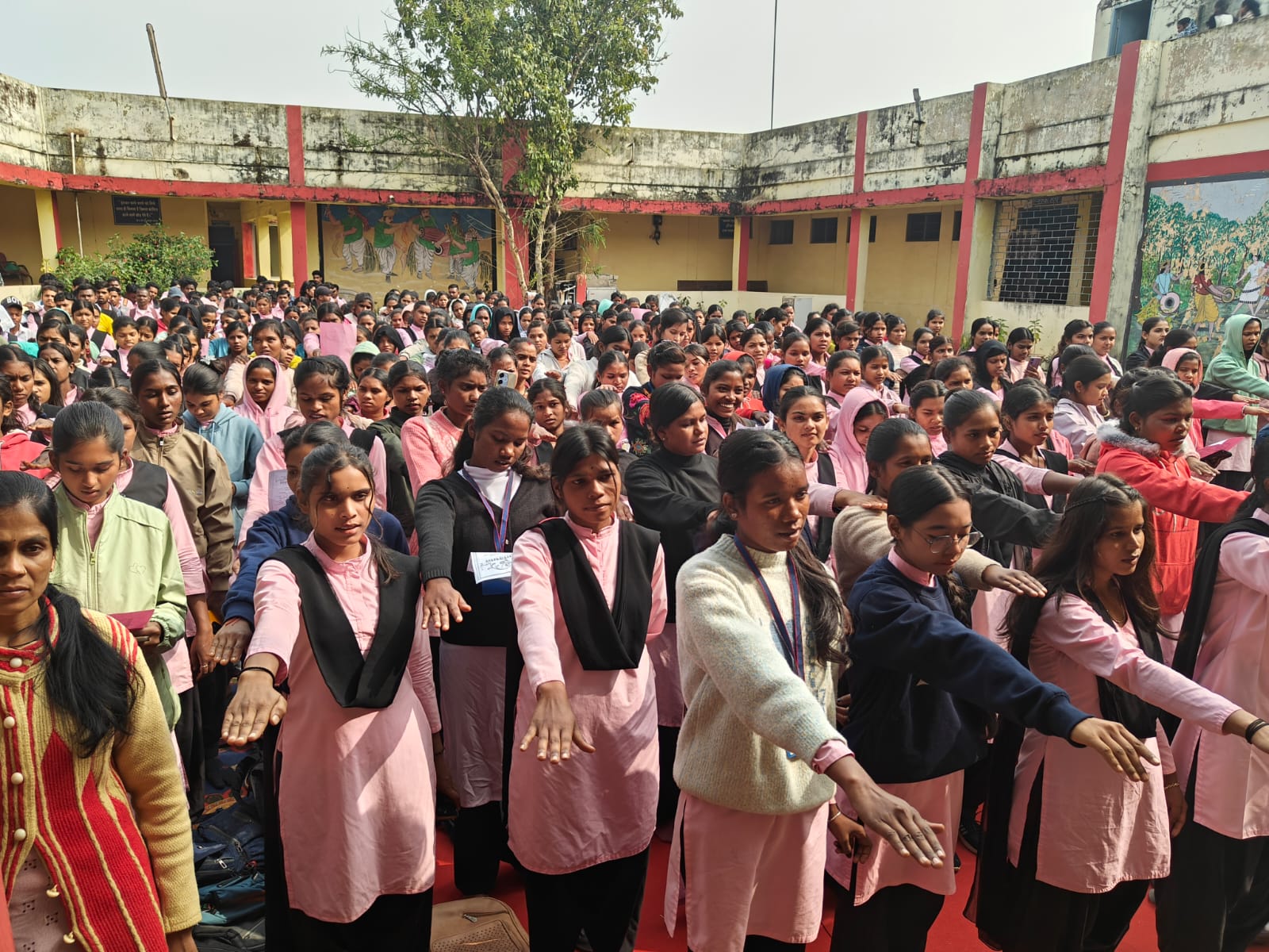 संविधान की शपथ लेते छात्र