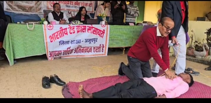 सीपीआर देते डॉ.आरपी सोनी