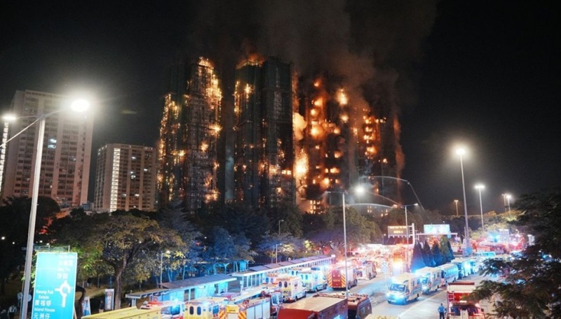 हांगकांग में आग की लपटों से घिरे टॉवर्स। यह दृश्य सुबह से कुछ पहले का है। फोटो - अंग्रेजी दैनिक द स्टैंडर्ड