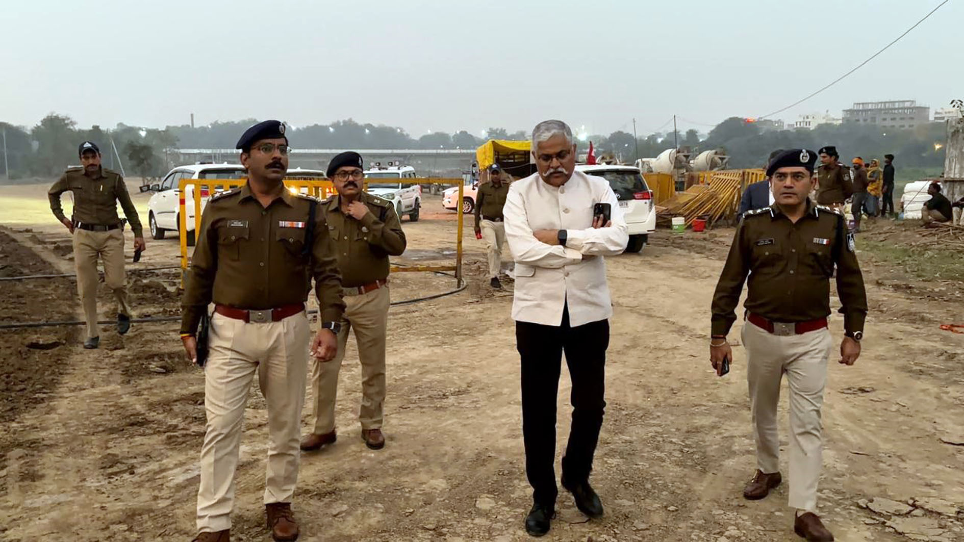 इंटेलिजेंस एडीजी और आईजी ने किया सामूहिक विवाह सम्मेलन स्थल का निरीक्षण इंटेलिजेंस एडीजी और आईजी ने किया सामूहिक विवाह सम्मेलन स्थल का निरीक्षण