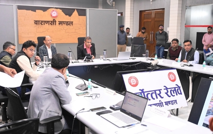 मंडल प्रबंधक से वार्ता करते हुए व्यापारी मंडल प्रबंधक से वार्ता करते हुए व्यापारी