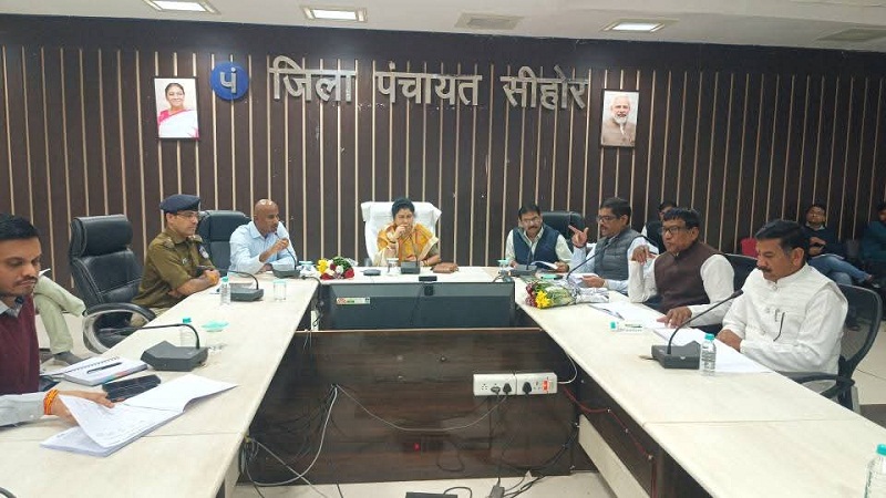 जिले में संचालित योजनाओं एवं गतिविधियों की समीक्षा