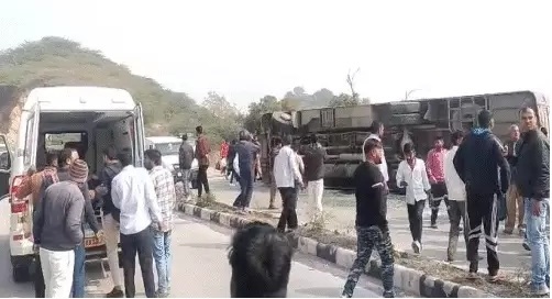 बस पलटी 16 घायल