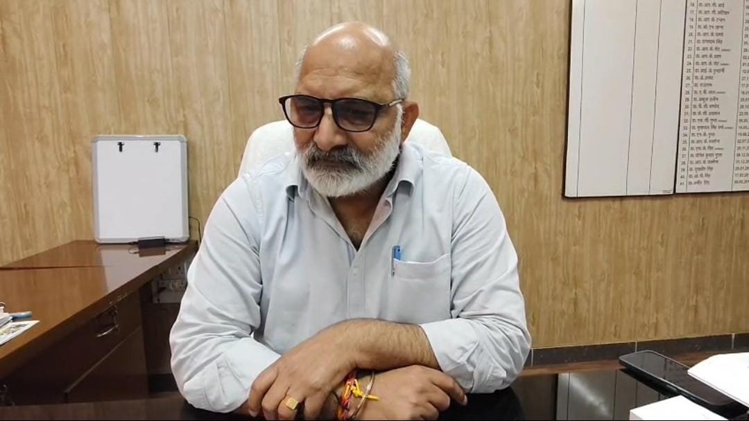 कोरोना पॉजिटिव मरीजों की जानकारी देते मुख्य चिकित्सा अधिकारी डॉ कुलदीप सिंह । कोरोना पॉजिटिव मरीजों की जानकारी देते मुख्य चिकित्सा अधिकारी डॉ कुलदीप सिंह ।