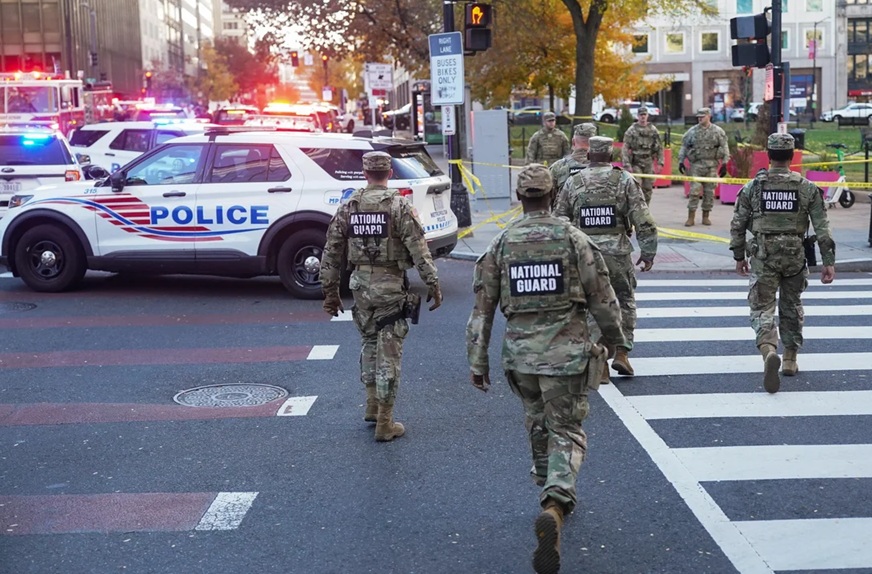 वाशिंगटन में बुधवार को व्हाइट हाउस के पास नेशनल गार्ड के दो जवानों को गोली मार दी गई। इसके बाद नेशनल गार्ड ने इलाके को घेर लिया। फोटो - इंटरनेट मीडिया