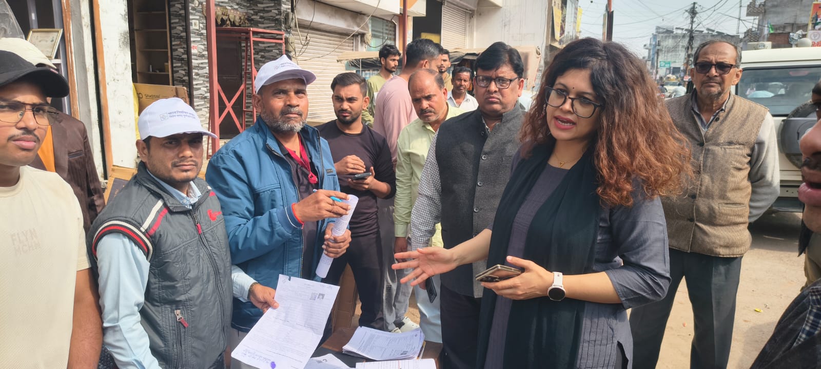 बीएलओ को निर्देश देतीं डीएम गजल भारद्वाज