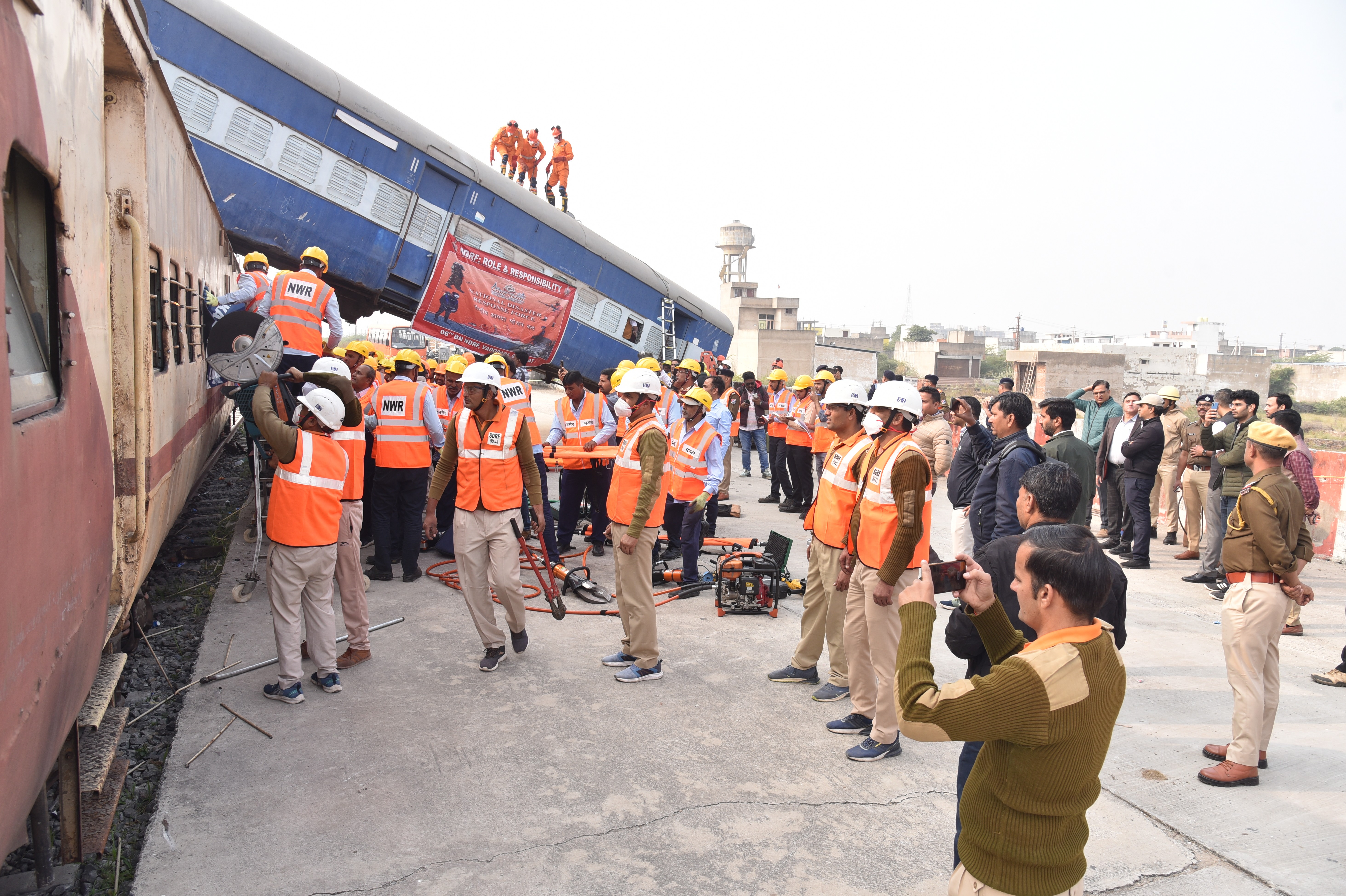 दौराई स्टेशन यार्ड में एनडीआरएफ के साथ रेलवे का मॉक ड्रिल अभ्यास