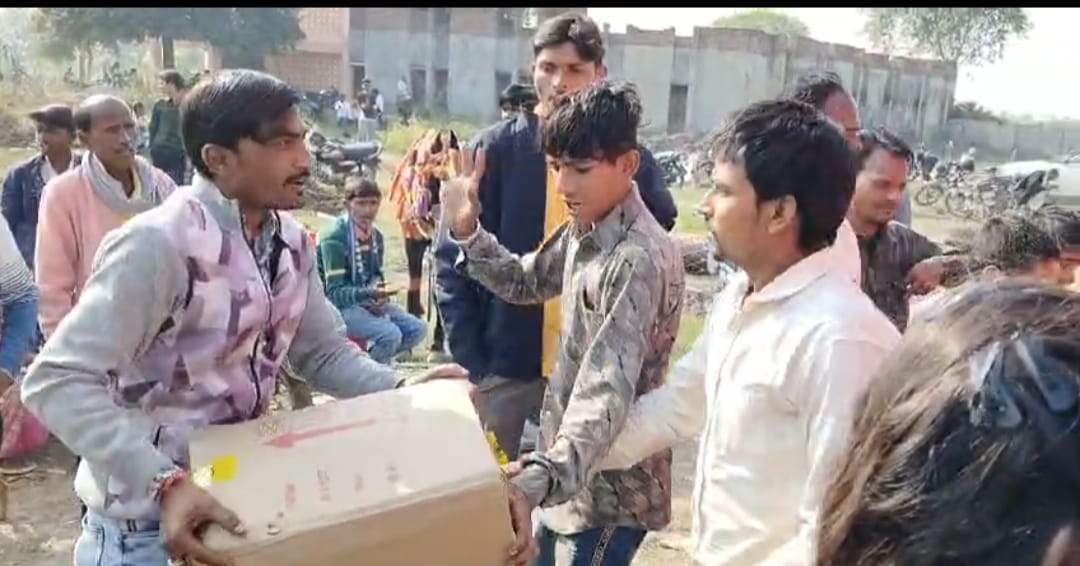 समारोह में चिप्स का लूटकर जाते लोग समारोह में चिप्स का लूटकर जाते लोग