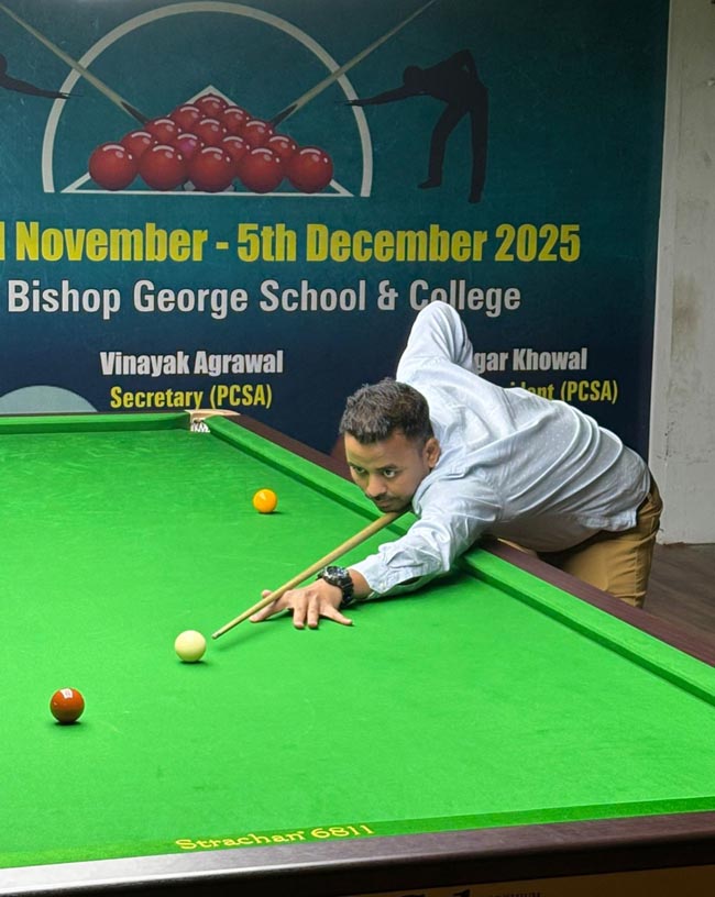 सचिन यादव शॉट लगाते