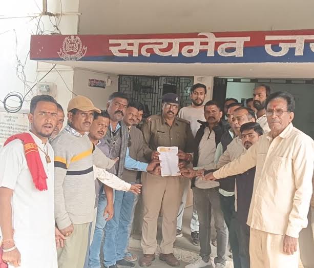 राष्ट्रीय परशुराम सेना की मंदसौर ईकाई ने सौंपा ज्ञापन, वर्मा पर कार्यवाही की मांग