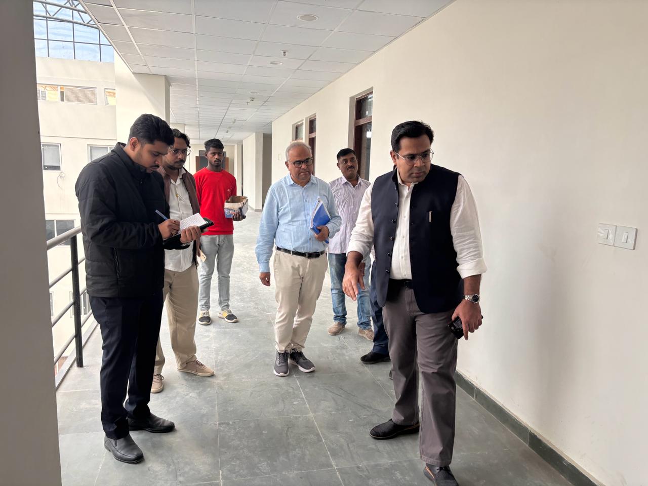 अपर मुख्य कार्यपालक अधिकारी हृषिकेश भास्कर याशोद उत्तर प्रदेश राज्य आपदा प्रबंधन प्राधिकरण के निर्माणाधीन भवन का निरीक्षण करते हुए। अपर मुख्य कार्यपालक अधिकारी हृषिकेश भास्कर याशोद उत्तर प्रदेश राज्य आपदा प्रबंधन प्राधिकरण के निर्माणाधीन भवन का निरीक्षण करते हुए।