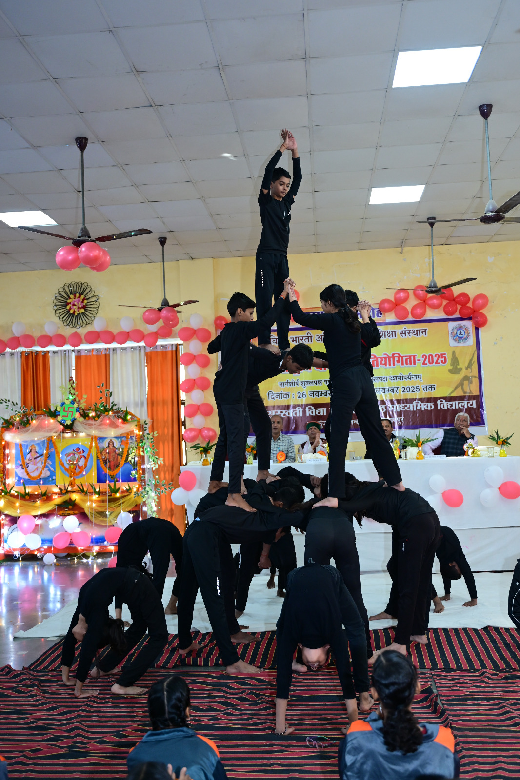 योगासन करती बलिकाएँ