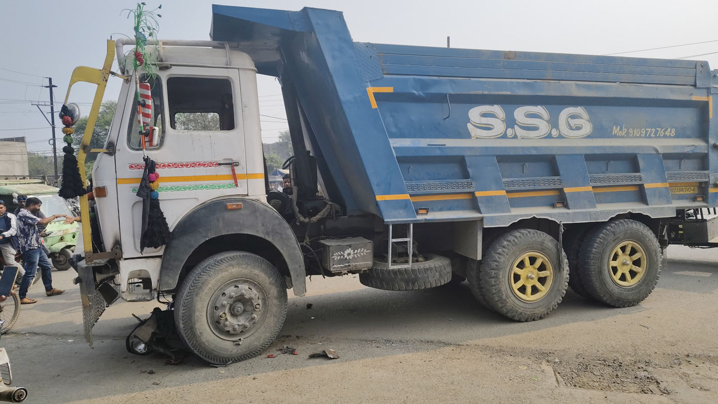 आगर रोड पर बड़ा हादसा टला, बाइक पर चढ़ा डम्पर