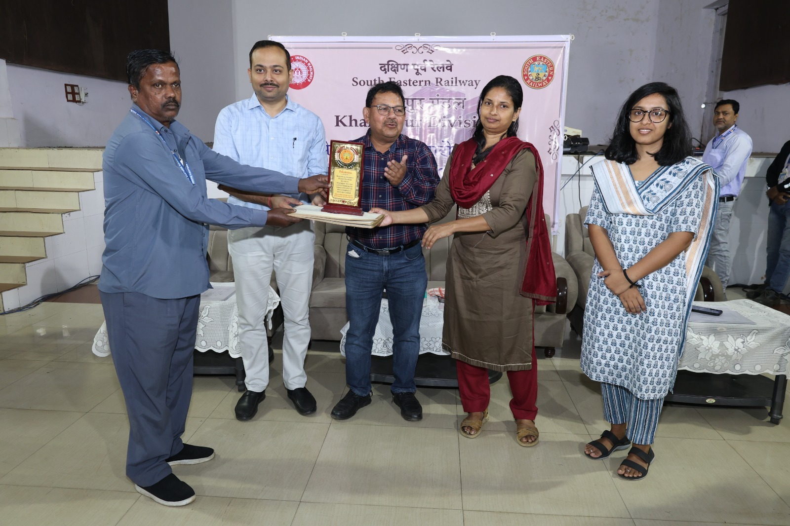 खड़गपुर में सेवानिवृत्त कर्मचारियों का सम्मान।