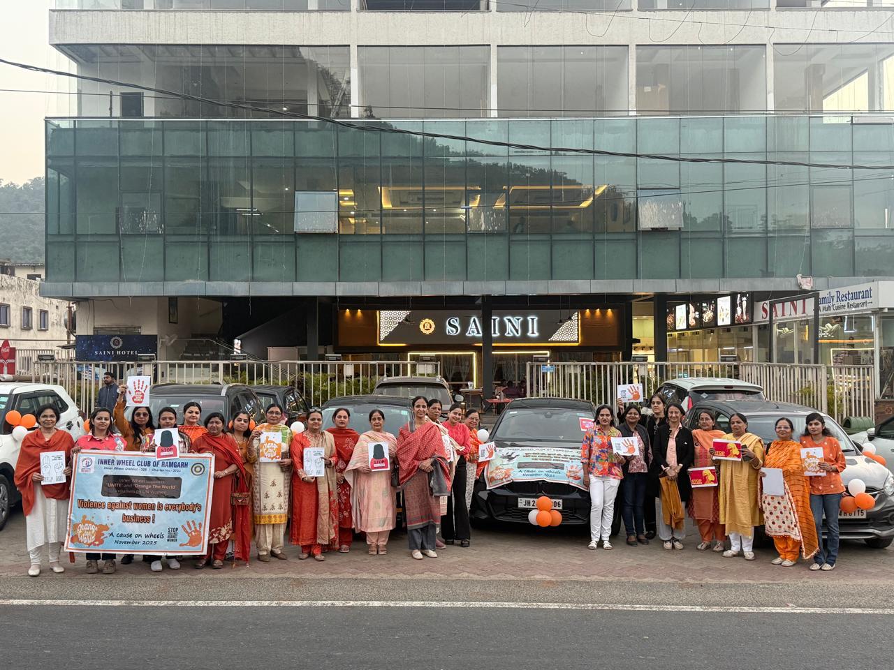 रैली में शामिल लोग